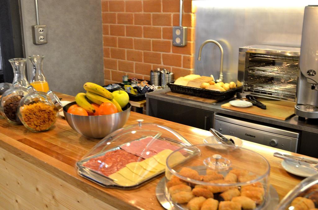 Far Home Atocha Madrid Extérieur photo