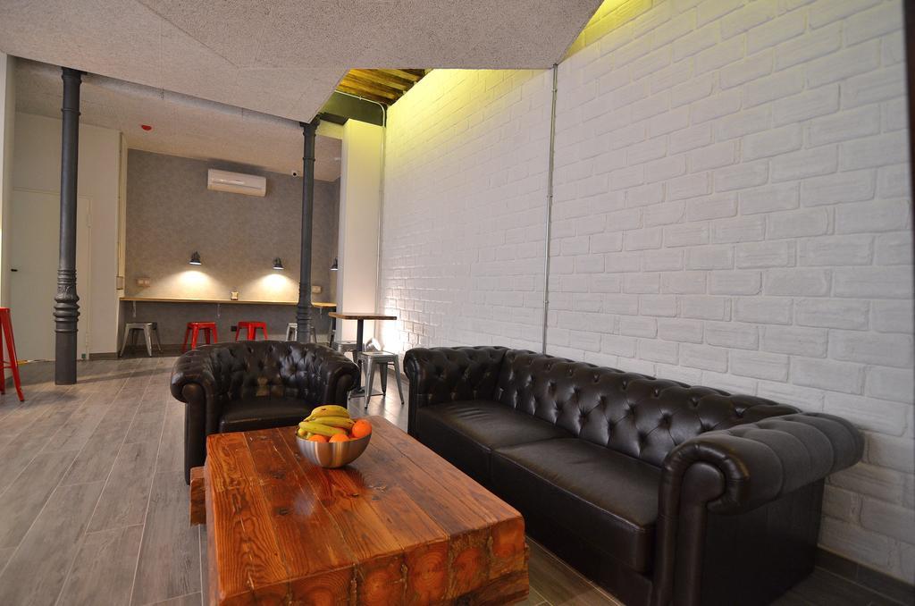 Far Home Atocha Madrid Extérieur photo