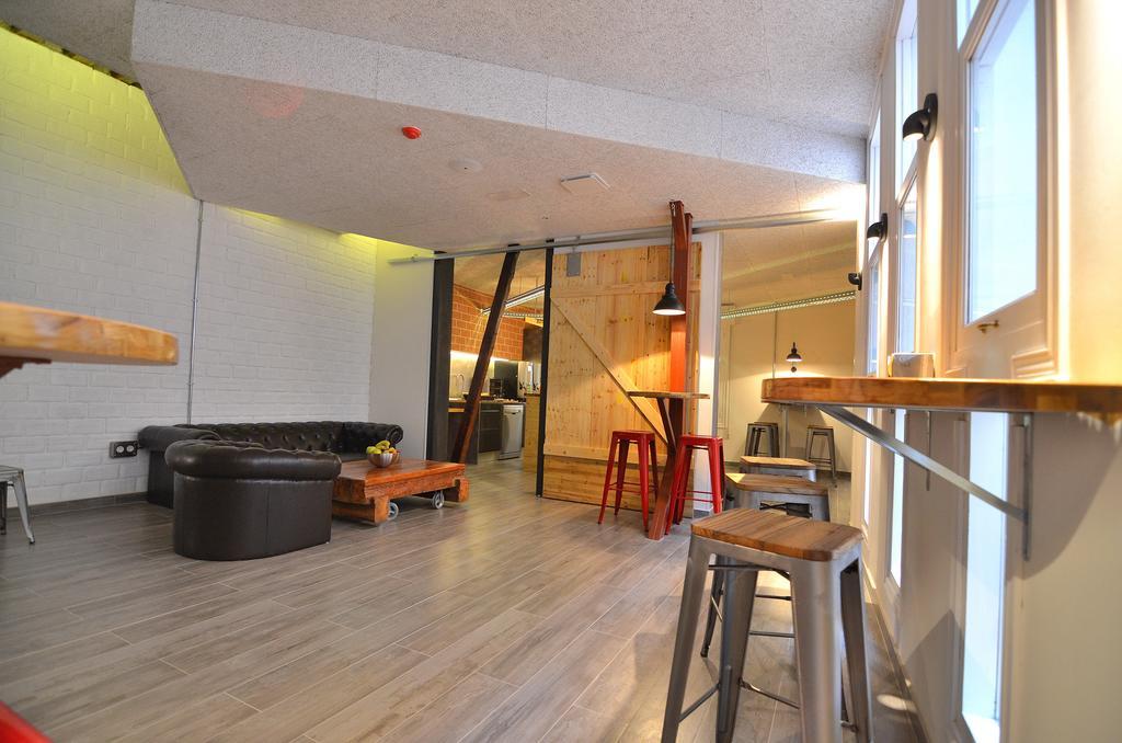 Far Home Atocha Madrid Extérieur photo