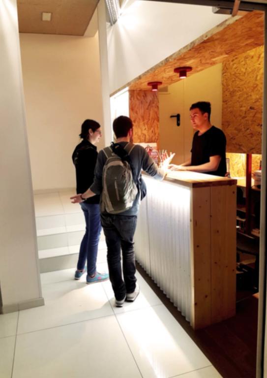 Far Home Atocha Madrid Extérieur photo