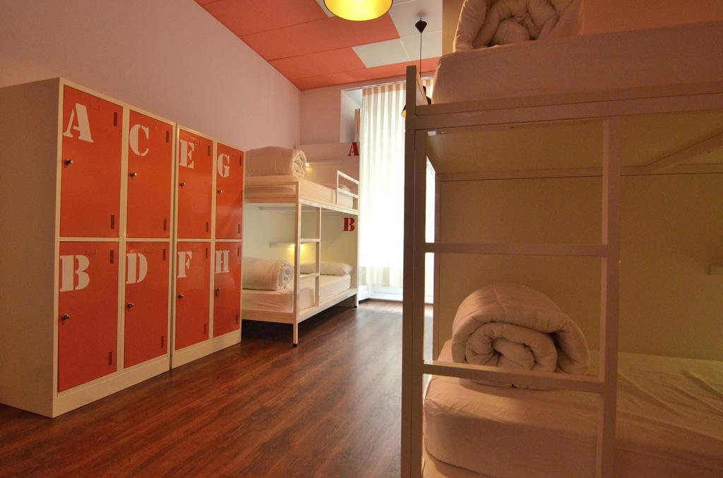 Far Home Atocha Madrid Extérieur photo
