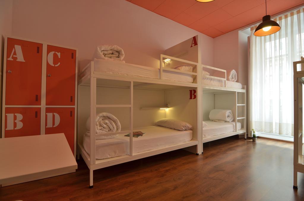 Far Home Atocha Madrid Extérieur photo
