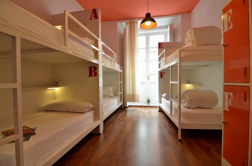 Far Home Atocha Madrid Extérieur photo