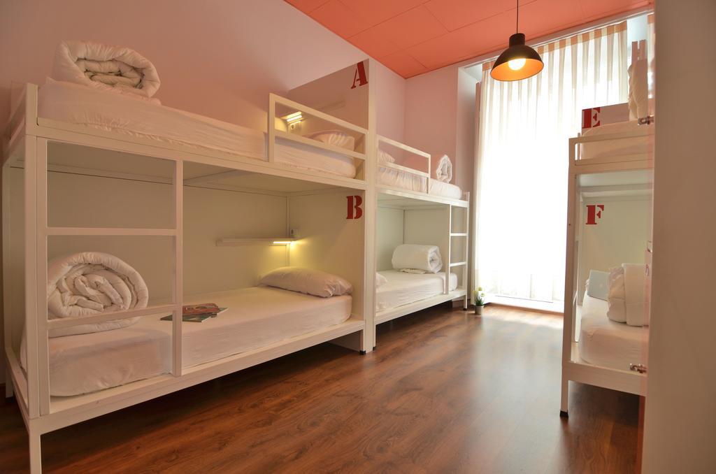 Far Home Atocha Madrid Extérieur photo
