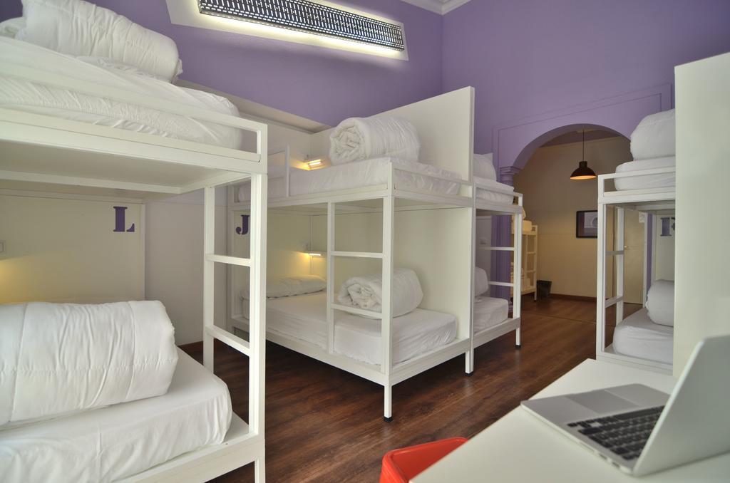 Far Home Atocha Madrid Extérieur photo