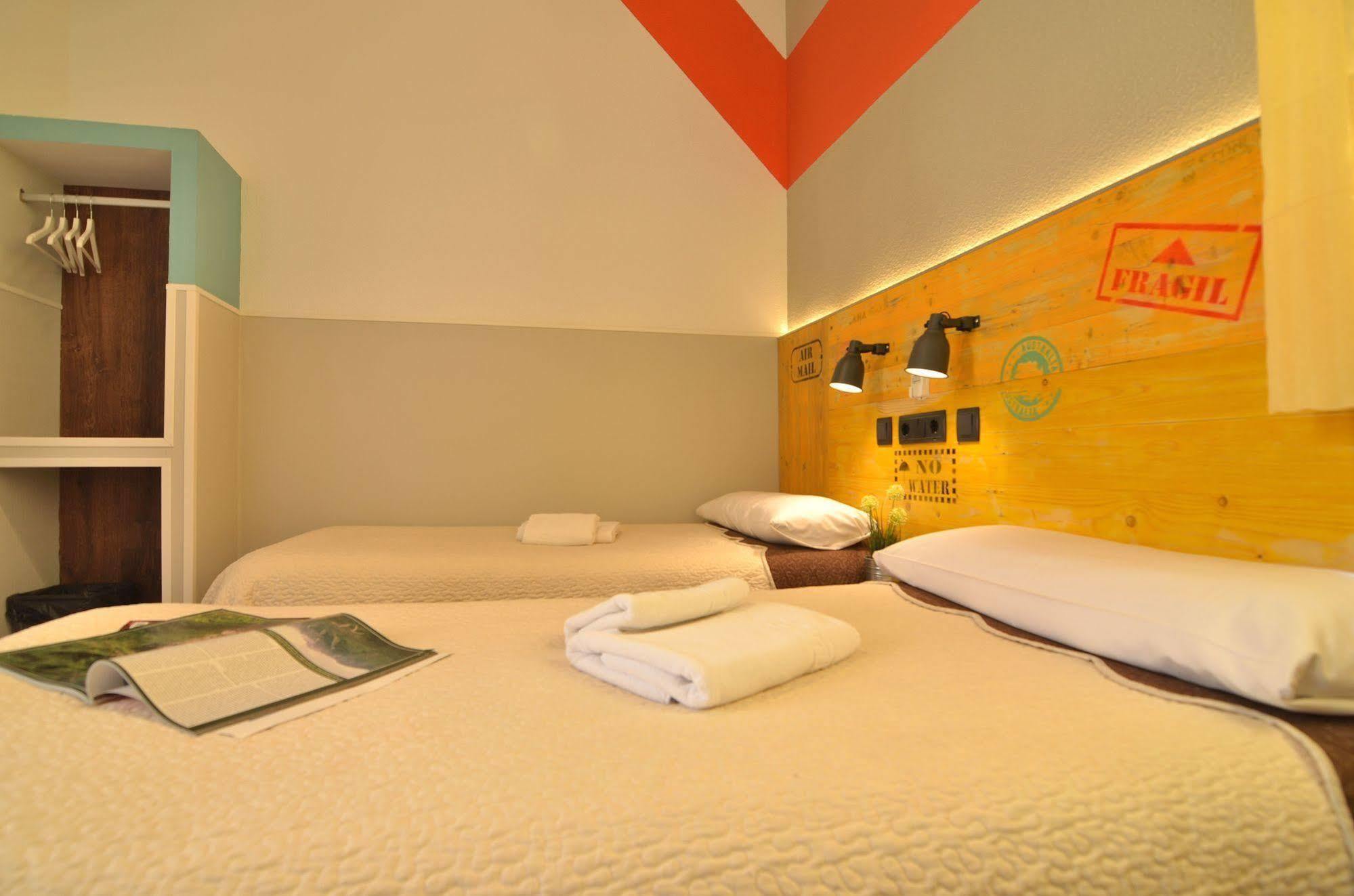 Far Home Atocha Madrid Extérieur photo