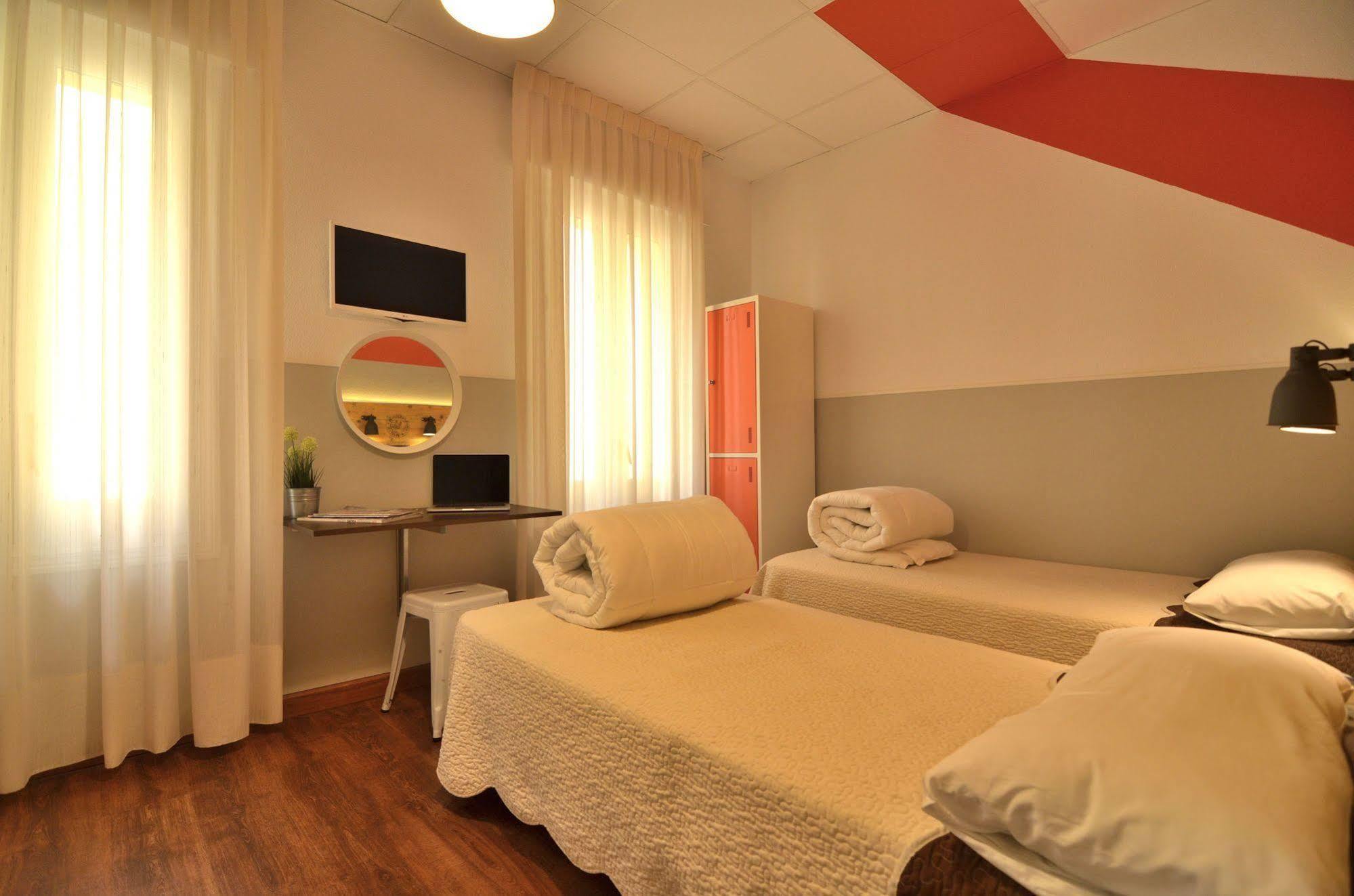 Far Home Atocha Madrid Extérieur photo