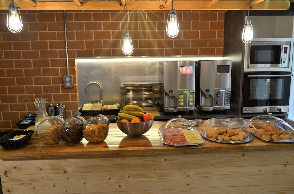 Far Home Atocha Madrid Extérieur photo