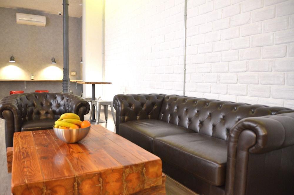 Far Home Atocha Madrid Extérieur photo